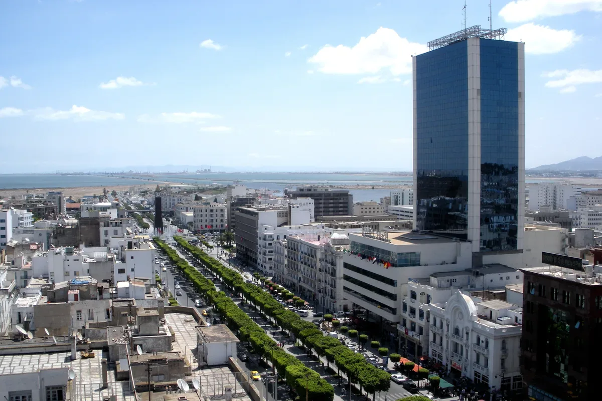 Avenue Habib-Bourguiba à Tunis vue d’en haut, avec ses allées plantées