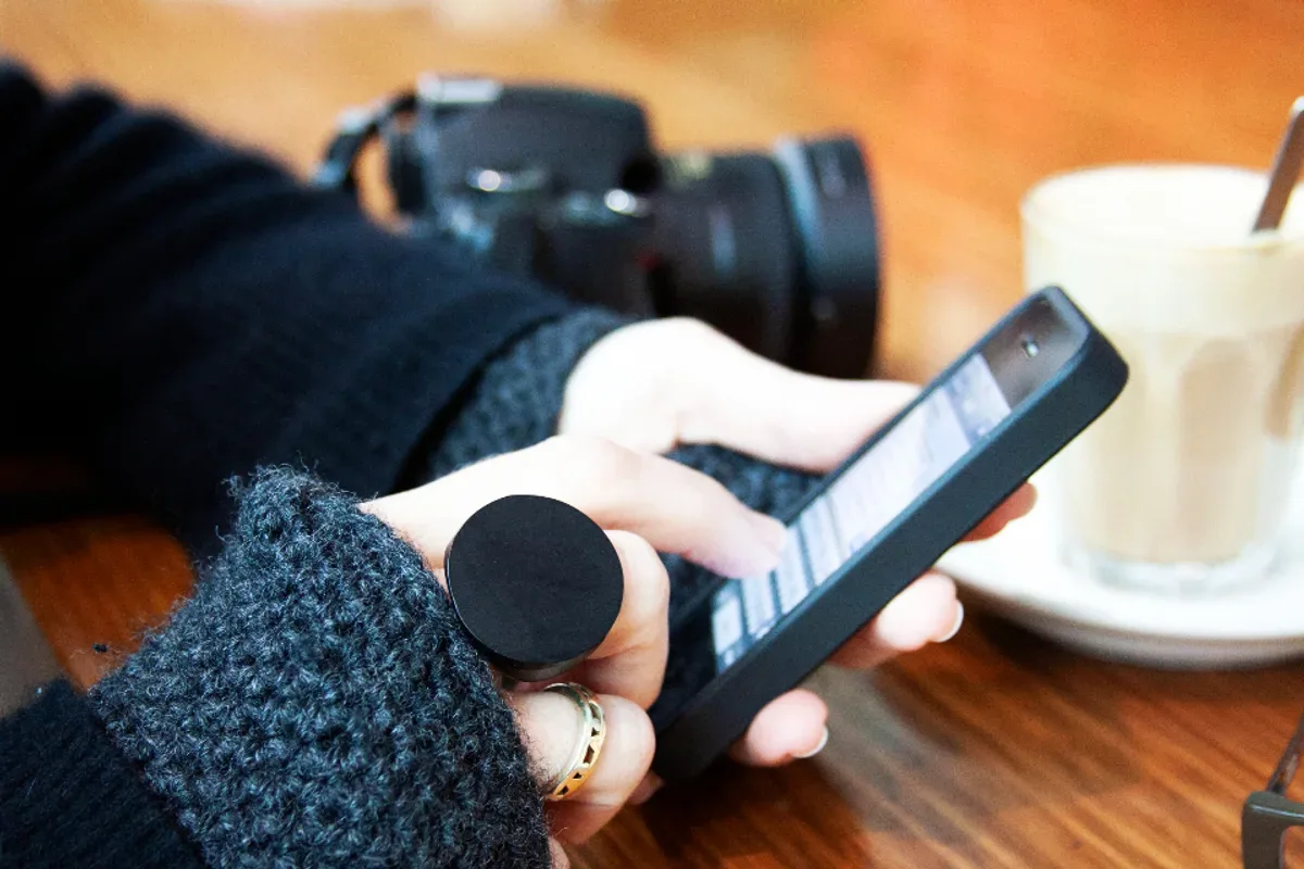 Fiche d’un salon de beauté consultée sur smartphone, avec prestations et horaires